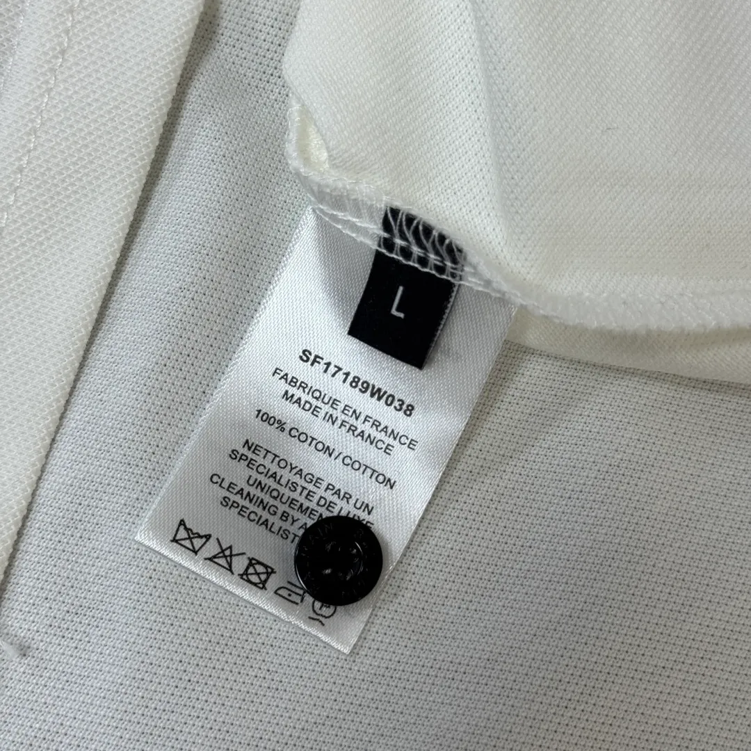 Lapel C🌟BALMAIN 2026 Newest Arrival business casual short-sleeved lapel polo shirt ~ Highly recommended ✅ Same Style for men and women ~ The fitted tailoring sets off the minimalist design style, showing the elegant style at a glance! As a brand that pursues design and tailoring techniques, the materials used will never disappoint! High count mercerized cotton material! The fabric surface is fine and smooth, soft and skin-friendly, the cotton is full and elastic, and the upper body is high-end yet crisp and stylish👍 Color: Black White Size: M L XL XXL 3XL (please state your height and weight when placing an order!)